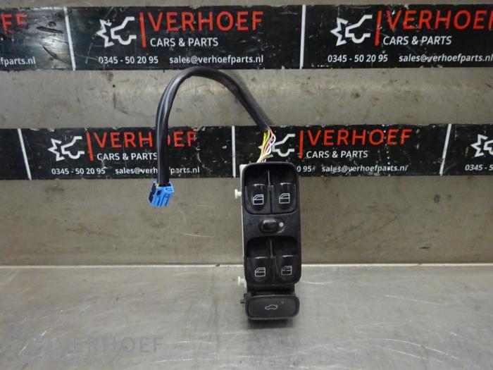 Usados Interruptor combinado de ventanillas Mercedes C (W203) 2.0 C-200K 16V Precio € 30,00 Norma de margen ofrecido por Verhoef Cars & Parts
