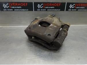Usagé Etrier de frein (pince) avant gauche Peugeot 107 1.0 12V Prix € 40,00 Règlement à la marge proposé par Verhoef Cars & Parts