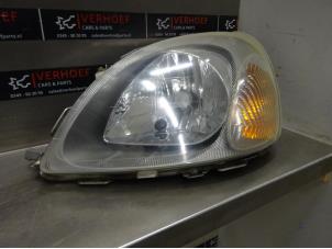 Used Headlight, left Toyota Yaris (P1) 1.0 16V VVT-i Price € 40,00 Margin scheme offered by Verhoef Cars & Parts