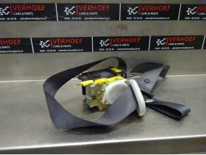 Usados Cinturón de seguridad izquierda delante Toyota Yaris (P1) 1.0 16V VVT-i Precio € 40,00 Norma de margen ofrecido por Verhoef Cars & Parts