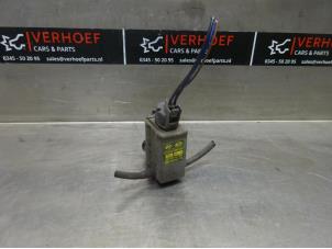 Używane Pompa spryskiwacza przód Hyundai Accent 1.4i 16V Cena na żądanie oferowane przez Verhoef Cars & Parts