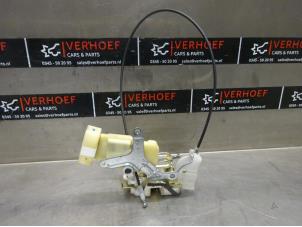 Gebrauchte Türschlossmechanik 2-türig rechts Toyota Yaris (P1) 1.3 16V VVT-i Preis auf Anfrage angeboten von Verhoef Cars & Parts