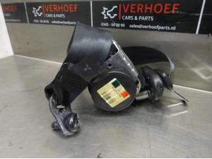 Używane Pas bezpieczenstwa lewy tyl Mitsubishi Colt (Z2/Z3) 1.3 16V Cena na żądanie oferowane przez Verhoef Cars & Parts