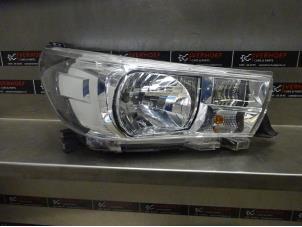 Usagé Optique avant principal droit Toyota Hilux VI 2.4 D 16V 4WD Prix sur demande proposé par Verhoef Cars & Parts