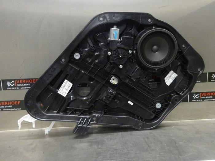 Lève vitre électrique arrière gauche d'un Kia Cee'd (JDB5) 1.6 GDI 16V 2015