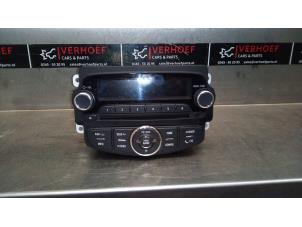 Używane Radioodtwarzacz CD Chevrolet Aveo 1.3 D 16V Cena € 125,00 Procedura marży oferowane przez Verhoef Cars & Parts