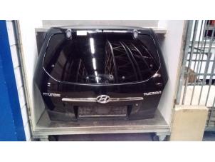 Usados Portón trasero Hyundai Tucson (JM) 2.0 16V CVVT 4x2 Precio € 175,00 Norma de margen ofrecido por Verhoef Cars & Parts