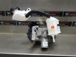 Usagé Pompe ABS Kia Niro I (DE) 1.6 GDI Hybrid Prix € 550,00 Règlement à la marge proposé par Verhoef Cars & Parts