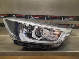New Headlight, left Kia Stonic Price € 665,50 Inclusive VAT offered by Verhoef Cars & Parts