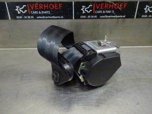 Used Rear seatbelt, centre Renault Clio IV (5R) 0.9 Energy TCE 90 12V Price on request offered by Verhoef Cars & Parts