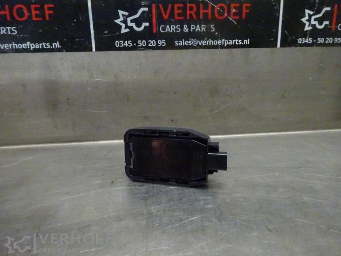 Begagnade Regnsensor Lexus IS (E3) 300h 2.5 16V Pris € 30,00 Marginaltabell erbjuds av Verhoef Cars & Parts