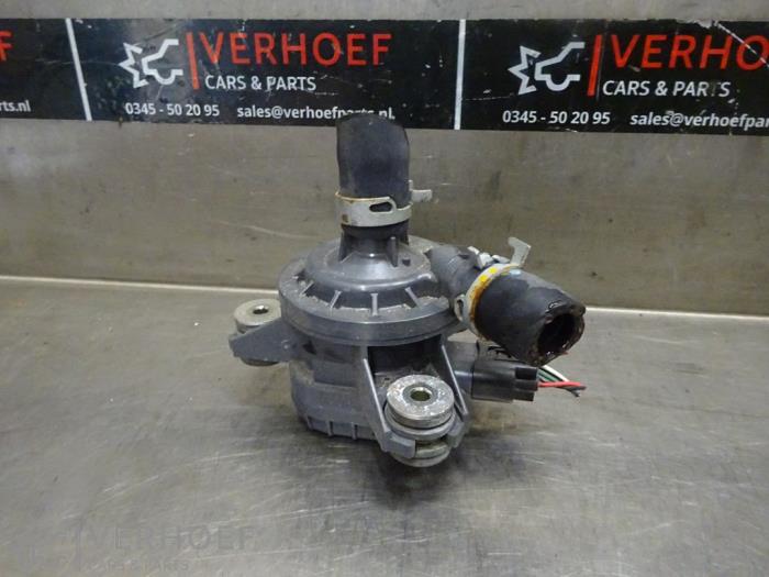 Begagnade Extra vattenpump Lexus IS (E3) 300h 2.5 16V Pris på förfrågan erbjuds av Verhoef Cars & Parts