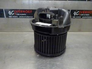 Usados Motor de ventilador de calefactor Toyota Aygo (B10) 1.0 12V VVT-i Precio € 40,00 Norma de margen ofrecido por Verhoef Cars & Parts