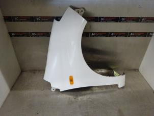 Used Front wing, right Daihatsu Cuore (L251/271/276) 1.0 12V DVVT Price on request offered by Verhoef Cars & Parts