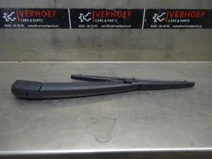Usagé Bras essuie-glace arrière Kia Rio IV (YB) 1.0i T-GDi 100 12V Prix sur demande proposé par Verhoef Cars & Parts