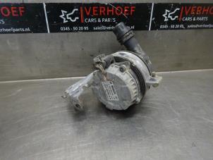 Używane Pompa wodna Mercedes C (W205) C-180 1.6 16V Cena € 50,00 Procedura marży oferowane przez Verhoef Cars & Parts
