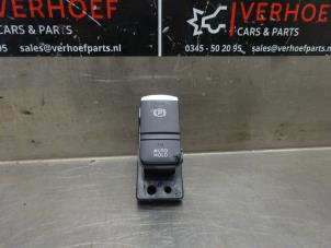 Usados Interruptor de freno de mano Nissan Qashqai (J11) 1.3 DIG-T 140 16V Precio de solicitud ofrecido por Verhoef Cars & Parts