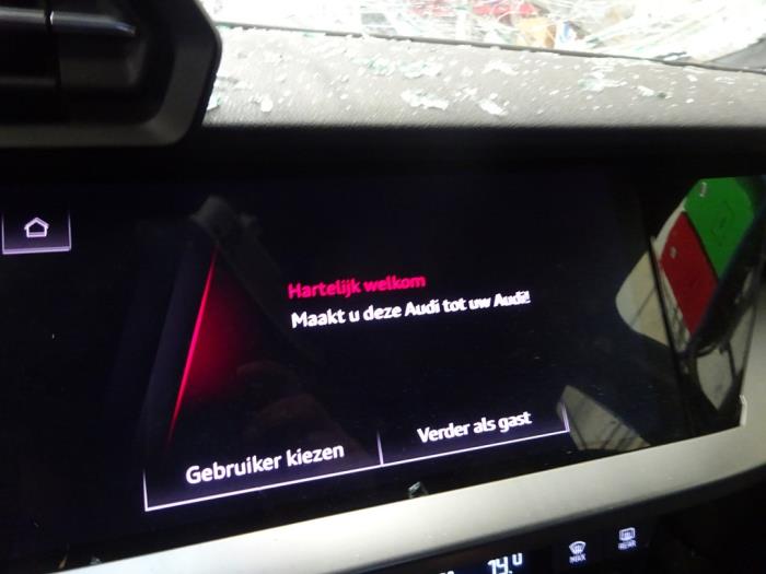 Displays Multi Media Anzeige van een Audi A3 Limousine (8YS) 1.5 35 TFSI 16V Mild Hybrid 2020