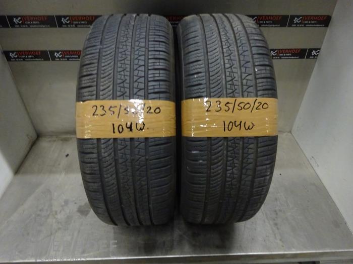 Używane Opona Cena na żądanie oferowane przez Verhoef Cars & Parts