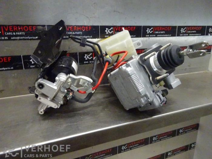 Używane Pompa ABS Lexus CT 200h 1.8 16V Cena na żądanie oferowane przez Verhoef Cars & Parts
