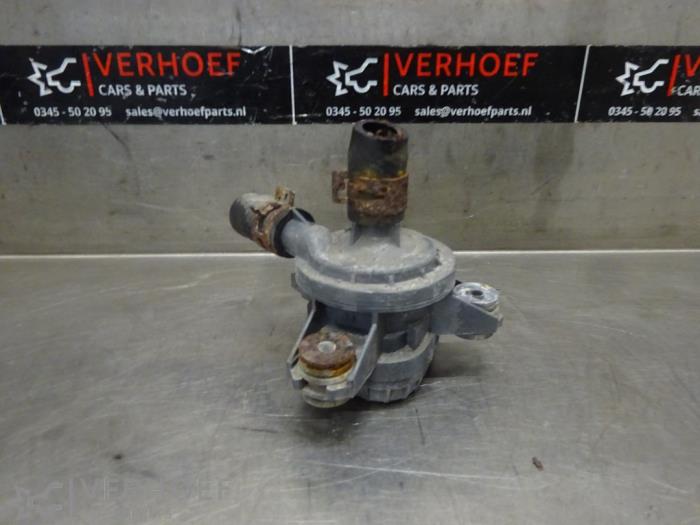 Begagnade Extra vattenpump Lexus CT 200h 1.8 16V Pris på förfrågan erbjuds av Verhoef Cars & Parts