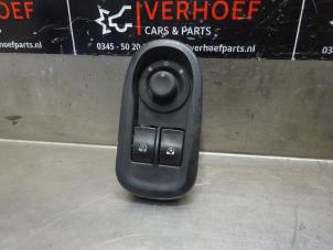 Usados Interruptor combinado de ventanillas Nissan NV 400 (M9J) 2.3 dCi 100 16V Precio de solicitud ofrecido por Verhoef Cars & Parts