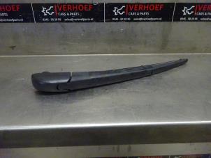 Usados Brazo de limpiaparabrisas detrás Toyota Aygo (B40) 1.0 12V VVT-i Precio de solicitud ofrecido por Verhoef Cars & Parts