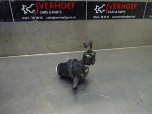 Używane Pompa spryskiwacza przód Lexus IS (E3) 300h 2.5 16V Cena na żądanie oferowane przez Verhoef Cars & Parts
