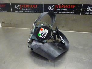 Usados Cinturón de seguridad derecha detrás Opel Corsa E 1.4 16V Precio de solicitud ofrecido por Verhoef Cars & Parts