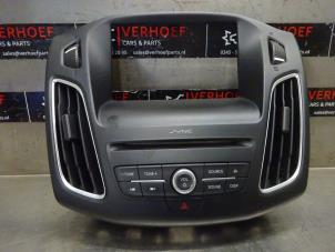 Używane Panel obslugi radia Ford Focus 3 Wagon 1.0 Ti-VCT EcoBoost 12V 125 Cena € 75,00 Procedura marży oferowane przez Verhoef Cars & Parts
