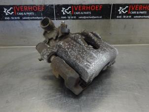 Używane Zacisk hamulcowy lewy tyl Ford Focus 3 Wagon 1.0 Ti-VCT EcoBoost 12V 125 Cena na żądanie oferowane przez Verhoef Cars & Parts