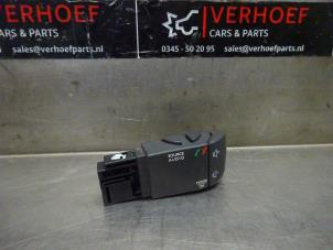 Used Steering wheel mounted radio control Renault Clio IV Estate/Grandtour (7R) 1.5 Energy dCi 90 FAP Price € 20,00 Margin scheme offered by Verhoef Cars & Parts