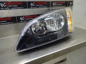 Used Headlight, left Ford Focus 2 Wagon 1.8 16V Price € 40,00 Margin scheme offered by Verhoef Cars & Parts