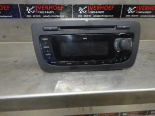 Usados Reproductor de CD y radio Seat Ibiza IV SC (6J1) 1.4 16V Precio € 50,00 Norma de margen ofrecido por Verhoef Cars & Parts