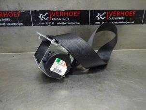 Usados Cinturón de seguridad derecha detrás Opel Corsa D 1.4 16V Twinport Precio de solicitud ofrecido por Verhoef Cars & Parts