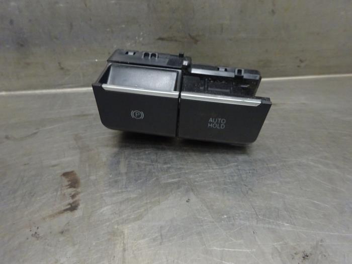 Interruptor de freno de mano de un Volkswagen Golf VIII (CD1) 2.0 TDI BlueMotion 16V 2020