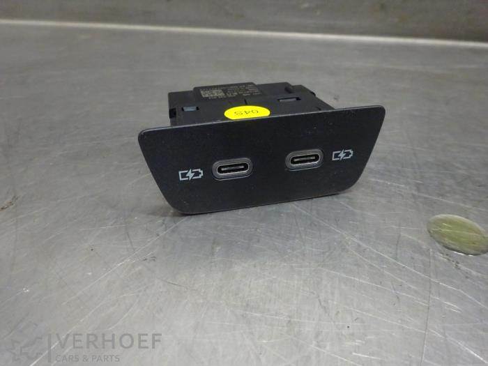 Używane Telefon (rózne) Volkswagen Golf VIII (CD1) 2.0 TDI BlueMotion 16V Cena na żądanie oferowane przez Verhoef Cars & Parts