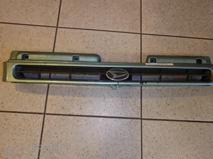 Używane Grill Daihatsu Charade (G200/201/202/203/204) 1.3i TX/CX 16V Cena € 15,00 Procedura marży oferowane przez Verhoef Cars & Parts