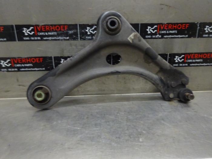 Front wishbone, right from a Peugeot 208 I (CA/CC/CK/CL) 1.6 Vti 16V 2013