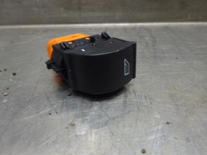 Używane Przelacznik elektrycznej szyby Ford Transit Connect (PJ2) 1.5 TDCi ECOnetic Cena na żądanie oferowane przez Verhoef Cars & Parts