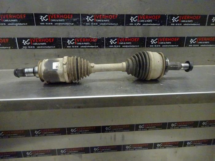 Front drive shaft, left from a Toyota Land Cruiser (J15) 2.8 D-4D 16V Euro 6 2020
