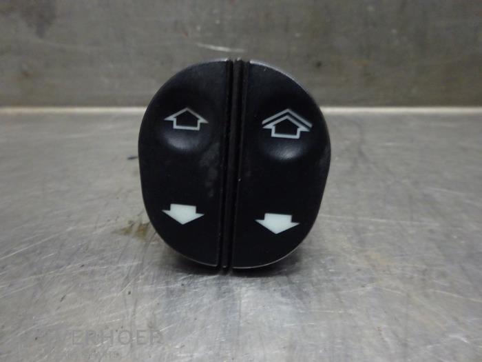 Usados Interruptor combinado de ventanillas Ford Transit Connect 1.8 TDCi 90 DPF Precio de solicitud ofrecido por Verhoef Cars & Parts