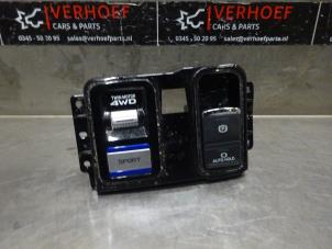 Używane Przelacznik hamulca postojowego Mitsubishi Outlander (GF/GG) 2.4 16V PHEV 4x4 Cena na żądanie oferowane przez Verhoef Cars & Parts