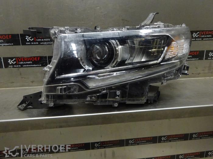 Używane Reflektor lewy Toyota Land Cruiser (J15) 2.8 D-4D 16V Euro 6 Cena € 907,50 Z VAT oferowane przez Verhoef Cars & Parts