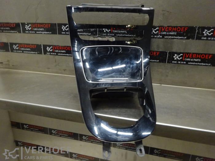 Usagé Console central Mercedes E (W213) E-350e 2.0 Turbo 16V Prix € 150,00 Règlement à la marge proposé par Verhoef Cars & Parts