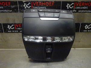 Używane Oswietlenie wewnetrzne przód Mercedes E (W213) E-350e 2.0 Turbo 16V Cena € 125,00 Procedura marży oferowane przez Verhoef Cars & Parts