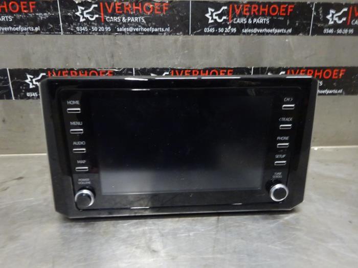Display Multi Media control unit from a Toyota Corolla Touring Sport (E21/EH1) 1.8 16V Hybrid 2021
