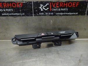 Używane Przelacznik swiatel awaryjnych Kia Rio IV (YB) 1.0i T-GDi 100 12V Cena na żądanie oferowane przez Verhoef Cars & Parts