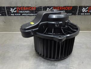 Usagé Moteur de ventilation chauffage Kia Rio IV (YB) 1.0i T-GDi 100 12V Prix sur demande proposé par Verhoef Cars & Parts