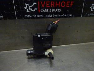 Usados Bomba de limpiaparabrisas delante Kia Picanto (JA) 1.0 DPi 12V Precio de solicitud ofrecido por Verhoef Cars & Parts
